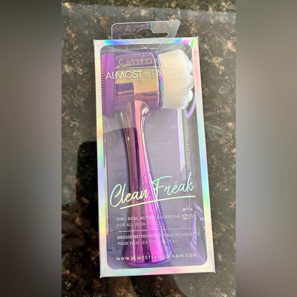“Clean Freak” 2 in 1 exfoliator brush